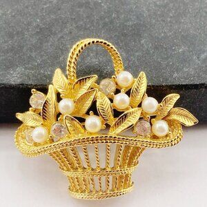 VINTAGE Gold tone metal, rhinestone, & cream faux pearl flower basket brooch pin